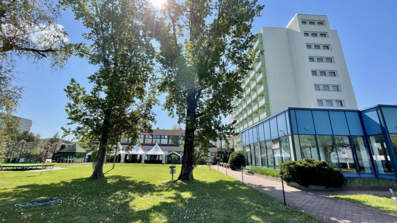 Hotel Magistern Konferencia Es Wellnesshotel Siófok Exterior foto