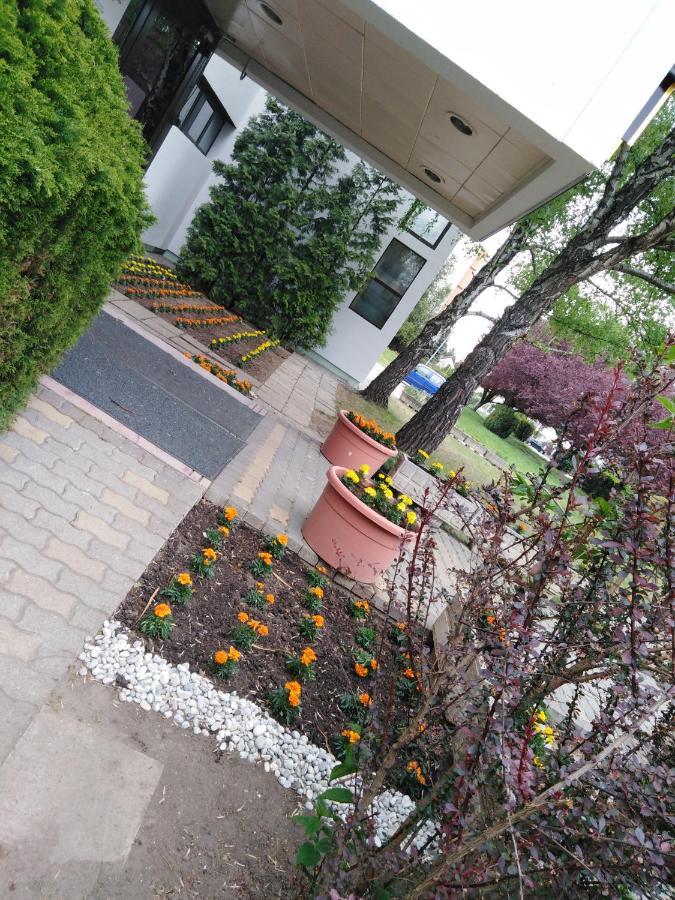 Hotel Magistern Konferencia Es Wellnesshotel Siófok Exterior foto