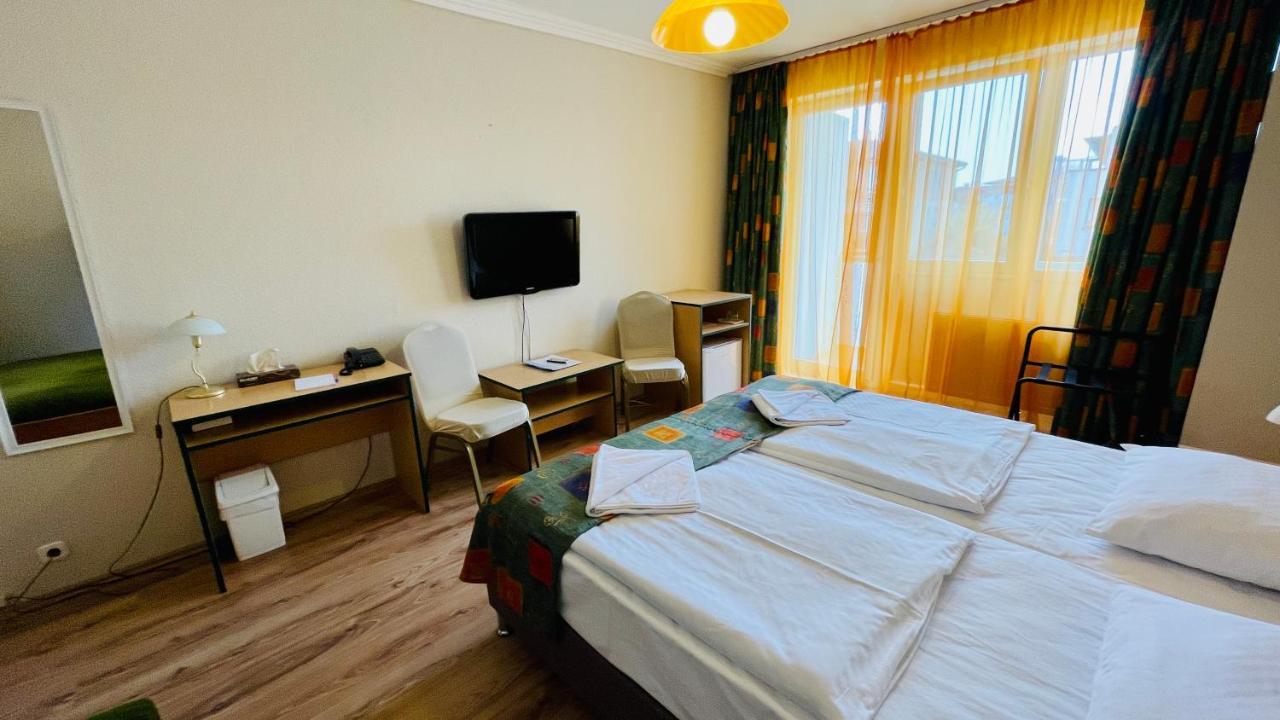 Hotel Magistern Konferencia Es Wellnesshotel Siófok Exterior foto